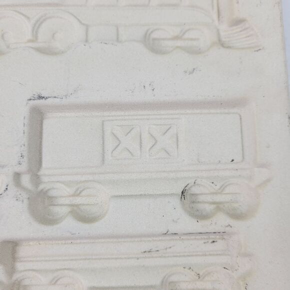 The Pampered Chef 1998 Gingerbread Train Stoneware Mold - Picture 5 of 11